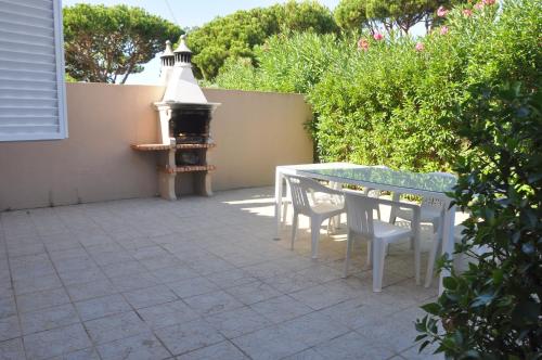 Stylish well-equipped, private pool, close to amenities, free AC Wifi