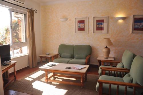 Stylish well-equipped, private pool, close to amenities, free AC Wifi
