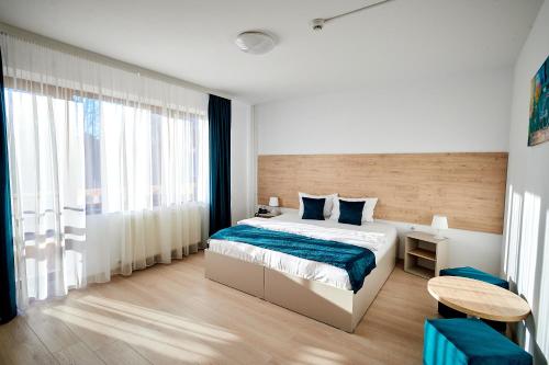 Un pat sau paturi într-o cameră la Hotel Roxy & Maryo- Restaurant -Terasa- Loc de joaca pentru copii -Parcare gratuita