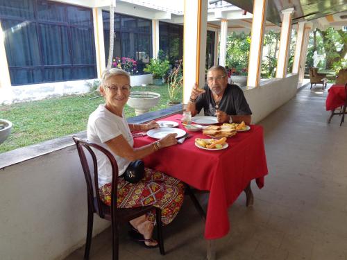 Đồ ăn tại/gần nhà khách