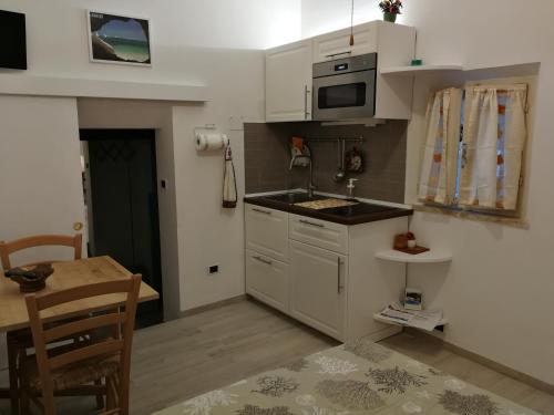 A kitchen or kitchenette at La Terrazza Del Conero monolocale