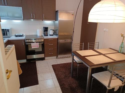 Il comprend une petite cuisine équipée d'une table et d'un réfrigérateur. dans l'établissement Central Apartment Ioannina, à Ioannina
