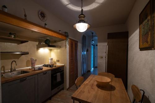 cocina con mesa de madera y comedor en Appartamento fronte mare con terrazzo zio, en Alassio
