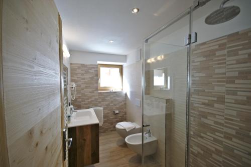La salle de bains est pourvue de toilettes, d'un lavabo et d'une douche. dans l'établissement Agritur Maso Piasina, à Tesero