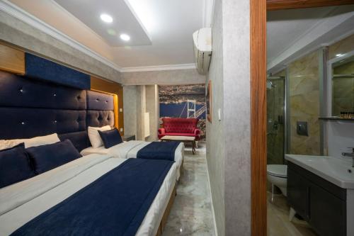 ein Schlafzimmer mit großem Bett und ein Badezimmer in der Unterkunft Tamara Residence Hotel İstanbul in Istanbul
