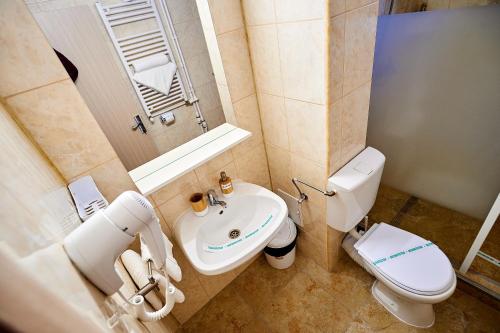 Ванна кімната в Hotel Roxy & Maryo- Restaurant -Terasa- Loc de joaca pentru copii -Parcare gratuita