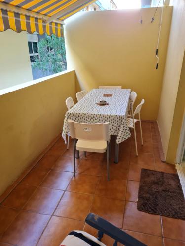een tafel en stoelen in een kamer met een raam bij Apartamento Olaya in Candelaria