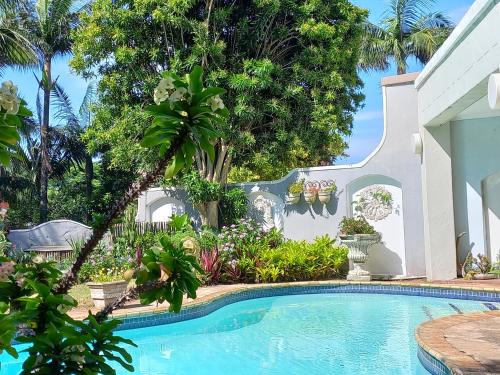 una piscina frente a una casa con árboles en Pebble Cove Outside Room - Private Entrance - Twelve square metres, en Sheffield Beach