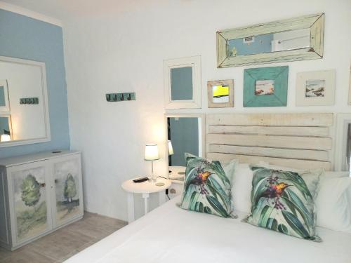 1 dormitorio con cama blanca y mesa en Pebble Cove Outside Room - Private Entrance - Twelve square metres, en Sheffield Beach