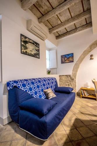 a blue couch sitting in a living room at Casa Clio in Syracuse