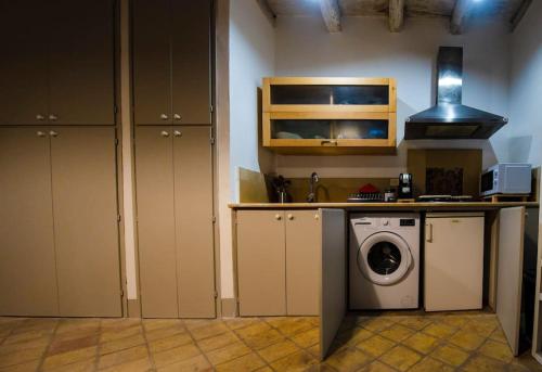 a kitchen with a washer and a washing machine at Casa Clio in Syracuse