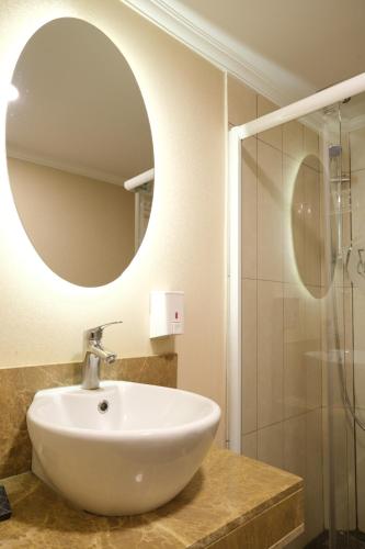 Phòng tắm tại Artan Hotel