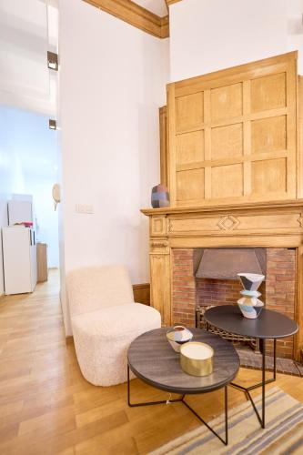 a living room with a fireplace and a table at Maison Grand Place Studio 1 in Brussels