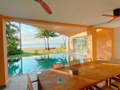 Peldbaseins naktsmītnē Absolute Beachfront Pool Villa vai tās tuvumā