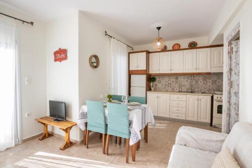 AVLA LUXURY HOSPITALITY في كارباثوس: مطبخ وغرفة طعام مع طاولة وكراسي