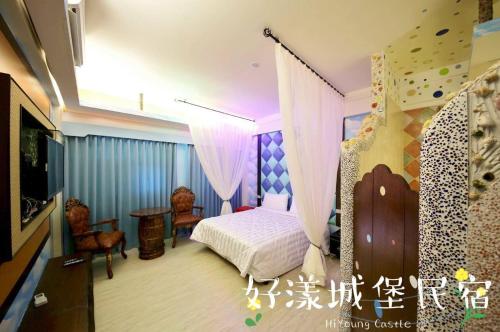 1 dormitorio con 1 cama y TV en una habitación en Hi Young Castle, en Hengchun
