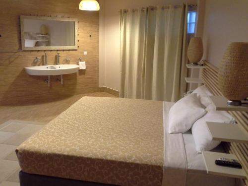 Katil atau katil-katil dalam bilik di Tropical Enclave Hotel