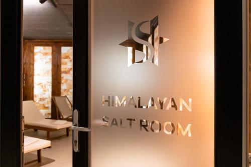 Star Hill Hotel & Spaに飾ってある許可証、賞状、看板またはその他の書類