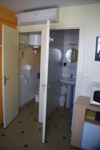 une petite salle de bain avec un lavabo et des toilettes dans l'établissement Au Coeur de Bourg CSM, à Courseulles-sur-Mer