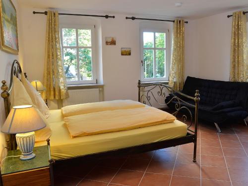 1 dormitorio con 1 cama y 1 sofá en Hotel Restaurant La Corona, en Maikammer