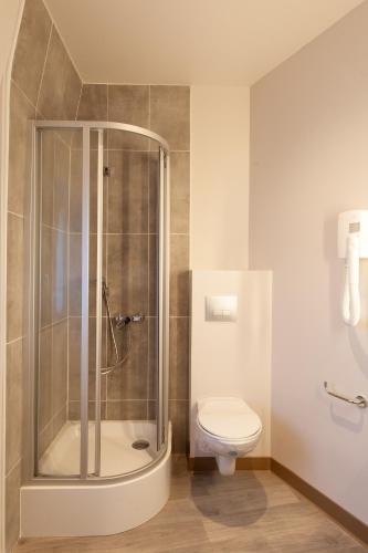 Bilik mandi di Hôtel Nancy Gare-Congrés