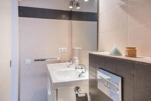 Cozy Apartment with Terrace in Gracia, Barcelona Local Life