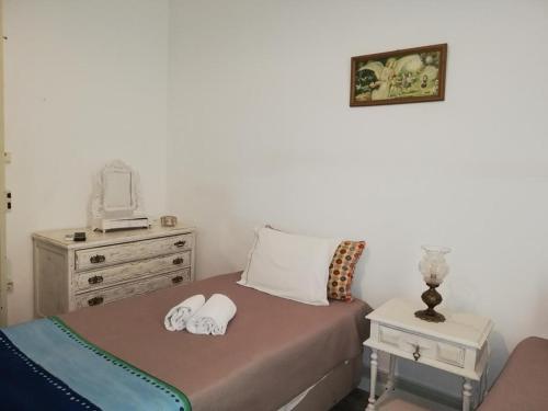 1 dormitorio con 1 cama con cómoda y silla en Casa Dona Joaquina, en Reguengos de Monsaraz