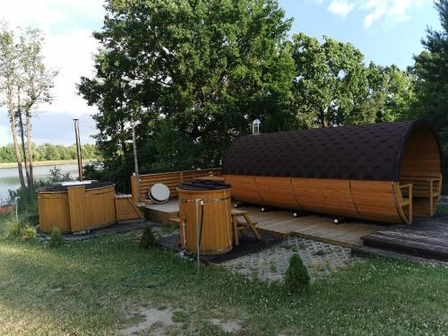 Taman di luar Domki Borowiackie nad brzegiem jeziora