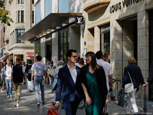 a man and a woman walking down a street at Hotel Kö59 Düsseldorf - Member of Hommage Luxury Hotels Collection in Düsseldorf