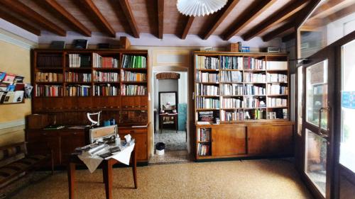 ホテルにある図書室