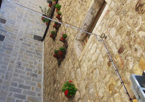 a stone wall with potted plants on it at Il Casale del Borgo in Cancellara