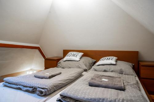 Postel nebo postele na pokoji v ubytování Apartmány V Mlýnské strouze