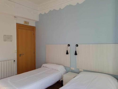 Katil atau katil-katil dalam bilik di Russafa Youth Hostel