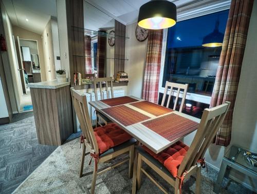 una cucina con tavolo da pranzo e sedie di Bayfield a Lamplugh