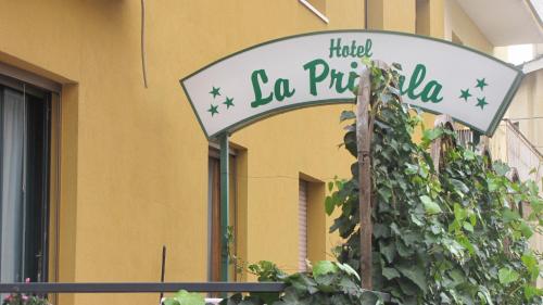 a sign for a hotel la pueda in front of a building at Albergo La Primula in Chianciano Terme