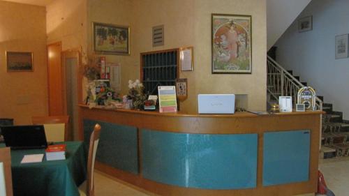 hol z recepcją w bibliotece w obiekcie Albergo La Primula w mieście Chianciano Terme