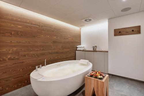 Koupelna v ubytování H+ Hotel & SPA Engelberg
