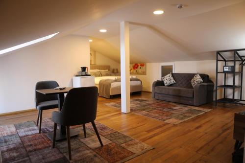 ein Schlafzimmer mit einem Bett, einem Schreibtisch und einem Sofa in der Unterkunft GEN PLUS in Istanbul