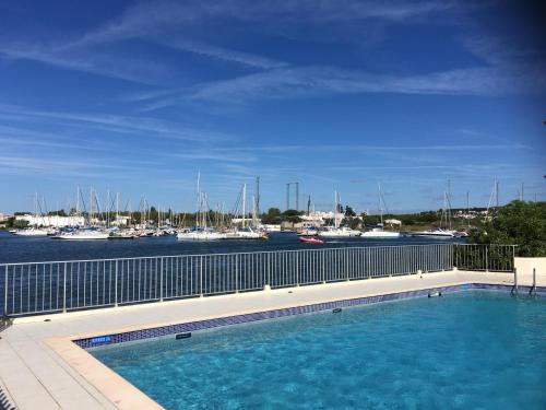 Kolam renang di atau dekat dengan Studio - Les pieds dans l'eau agréable en toutes saisons 4 couchages - climatisation - parking privé - piscine sur mer - vue magnifique et rare - situation optimum - Les argonautes - Ile des pêcheurs - Cap d'Agde
