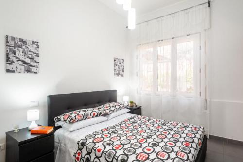 - une chambre avec un lit et une fenêtre dans l'établissement Casa dell'Ulivo, à Aci Bonaccorsi