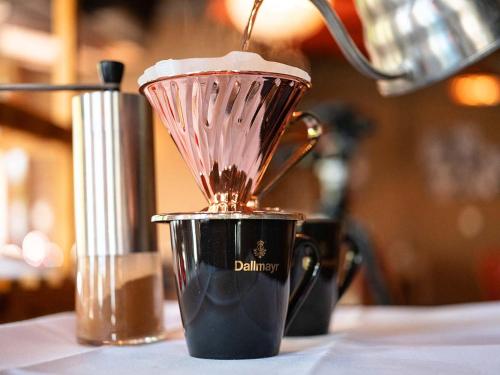 a blender sitting on top of a table at Altes Stahlwerk Business & Lifestyle Hotel in Neumünster