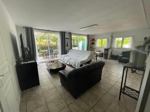 Ένα ή περισσότερα κρεβάτια σε δωμάτιο στο Agréable maison entre Zoo et Châteaux