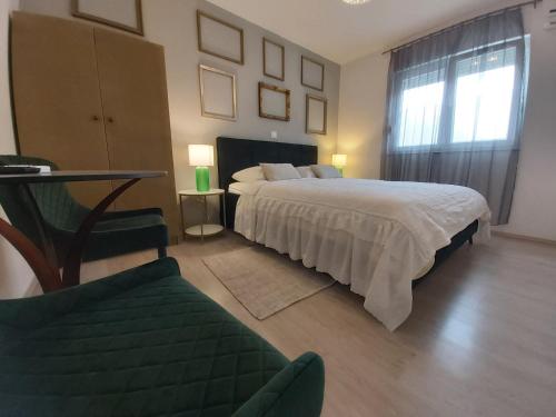 een slaapkamer met een bed, een tafel en een bank bij Sobe Dragić in Zadar