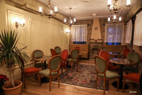 Vila Sonnet في كورتشي: غرفة بها طاولات وكراسي ومدفأة