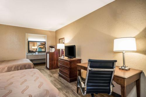 Μια τηλεόραση ή/και κέντρο ψυχαγωγίας στο Quality Inn Arkadelphia - University Area