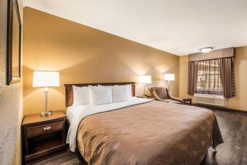 Ένα ή περισσότερα κρεβάτια σε δωμάτιο στο Quality Inn Arkadelphia - University Area