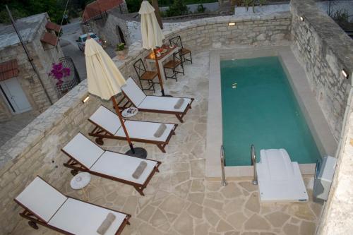 O vedere a piscinei de la sau din apropiere de Margarita Mansion, with private heated pool!
