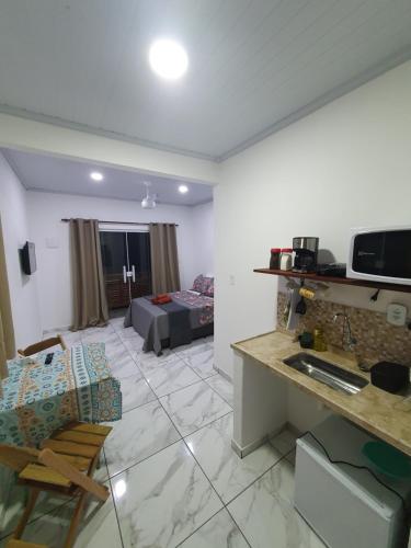 um quarto com uma cozinha e uma sala de estar em Flat da Praia de Tarituba 2 em Paraty