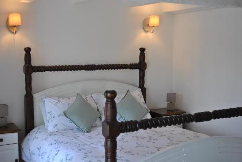 ChervalにあるMaison Belle Vueのベッド(青と白のシーツ、枕付)