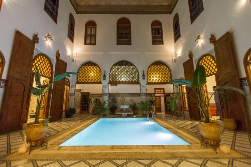 uma grande piscina interior num edifício com uma grande sala em Le Riad Palais d'hotes Suites & Spa Fes em Fez